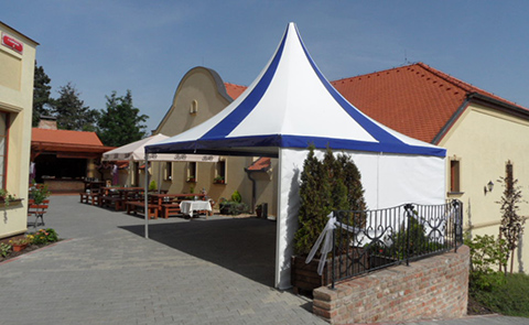 Pagoda vytvoří na letní oslavě přivětivě zastíněný prostor.