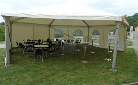 Esteticky řešený prostor pro občerstvení i malou letní oslavu.