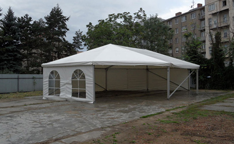 Líbí se Vám tvar pavilonu, ale potřebujete větší prostor? Doporučíme Vám klasický stan doplněný apsidou z jedné nebo obou stran.