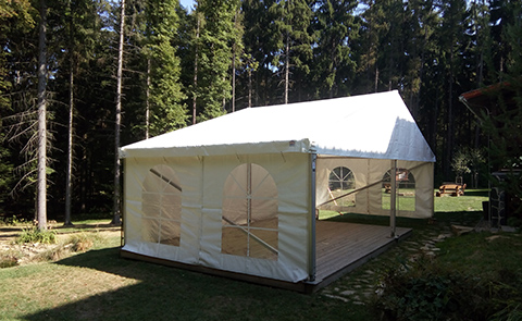 Pártystan 10 na 5 metrů. Dřevěnou podlahu přivezeme a položíme.