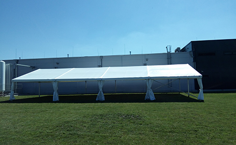 Pártystan 10 na 20 metrů, oblíbený při letních slavnostech.