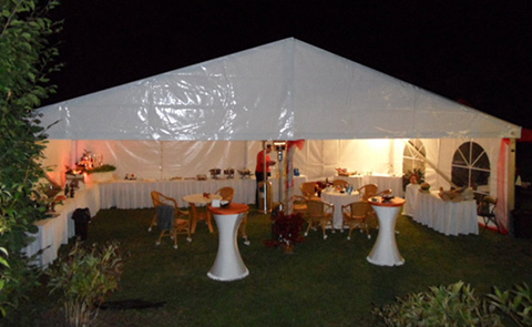 Hezky upravený stan pro večerní raut na zahradní párty. <a
                            href='http://pupaproduction.cz/party-stany-vnitrni-vybaveni.html'
                            target='_blank'>osvětlení, catering,
                            vytápění</a> zastřešeného prostoru teplomety.