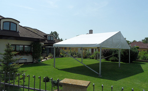 Obvyklý modul stanu 10 x 5 připravovaný pro zahradní oslavu. <a
                            href='http://pupaproduction.cz/party-stany-reference.html' target='_blank'>Rohatec</a>.