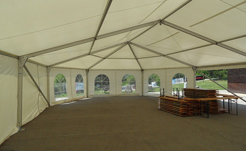 Také opláštění apsidy s okny vyvolává přivětivý pocit. Pivní sety i jiný nábytek a vybavení mohou být součástí dodávky.