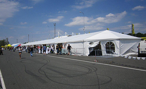 Velký stan z mnoha základních modulů, zakončený apsidou. <a
                            href='http://pupaproduction.cz/party-stany-reference.html' target='_blank'>Autodrom Brno</a>.