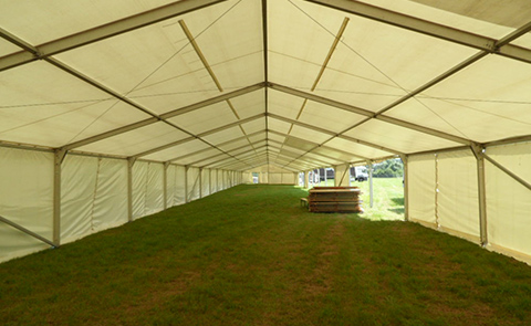 Z modulů 10 x 5 metrů lze vytvořit stan libovolné délky. Pevná konstrukce zajišťuje stabilitu, materiál stanů odolá dešti i sněhu.