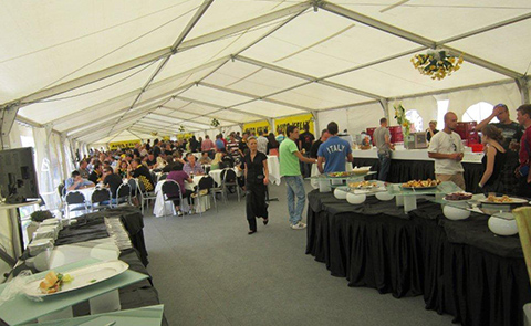 Na velké letní akci pártystan poslouží jako restaurace nebo prostor pro raut. <a
                            href='http://pupaproduction.cz/party-stany-reference.html' target='_blank'>Autodrom Brno</a>.