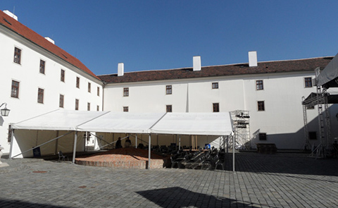 Pro Vaši festivalovou akci kompletně zajistíme nejen prostor pro diváky, ale také ozvučené a nasvícené pódium pro účinkující. Případně se postaráme i o program.