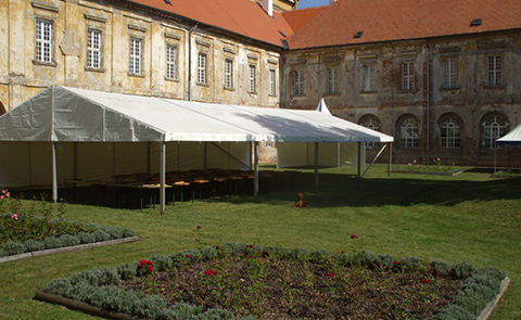 Větší zahradní akce se bez pártystanu chránícího hosty před rozmary počasí neobejde.