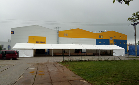 Mobilní  hala 35 x 10 metrů poskytne univerzální krytý prostor.