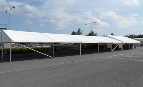 Mobilní halu pevně ukotvíme do každého povrchu. Materiál je odolný také vůči nízkým teplotám a většímu množství sněhu. Dodáme také <a
                            href='http://pupaproduction.cz/party-stany-mobilni-podlahy.html' target='_blank'>mobilní
                            podlahu</a> dle požadavků.