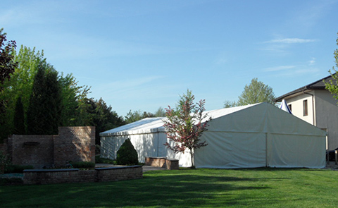 Pětimetrové moduly mobilních hal lze libovolně propojit s přídavnými stany.