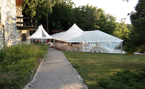 Kombinace pagody a klasického stanu se slídovým opláštěním bývá oblíbeným  dějištěm svatebních oslav.