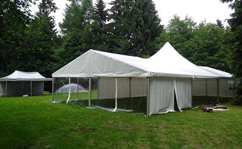 Instalace stanů včetně slídového bočního opláštění je součástí našeho servisu. Dodáme i <a
                            href='http://pupaproduction.cz/party-stany-vnitrni-vybaveni.html' target='_blank'>Vnitřní vybavení stanu</a>